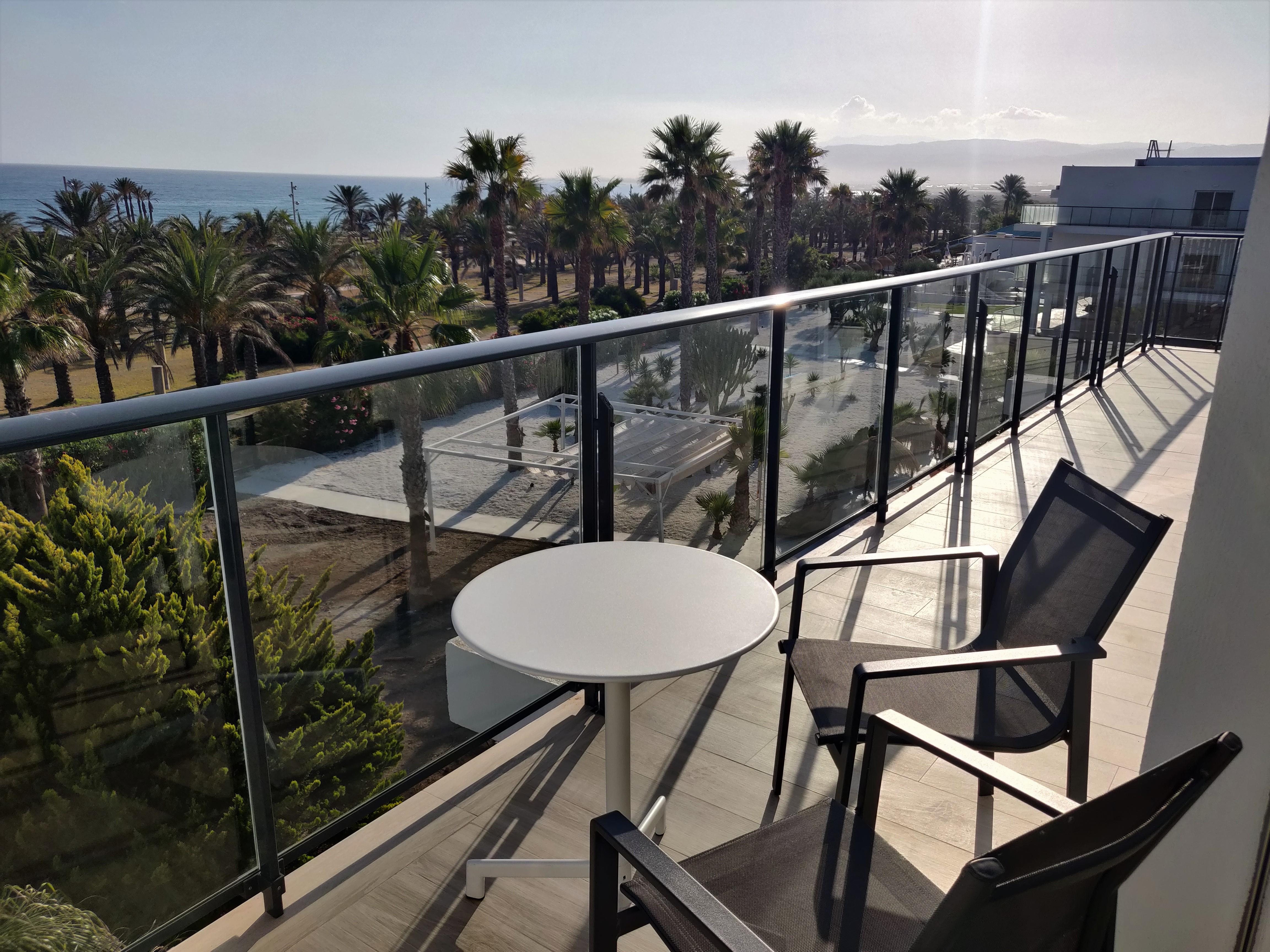 Cabogata Beach Hotel Ретамар Экстерьер фото A balcony in a hotel